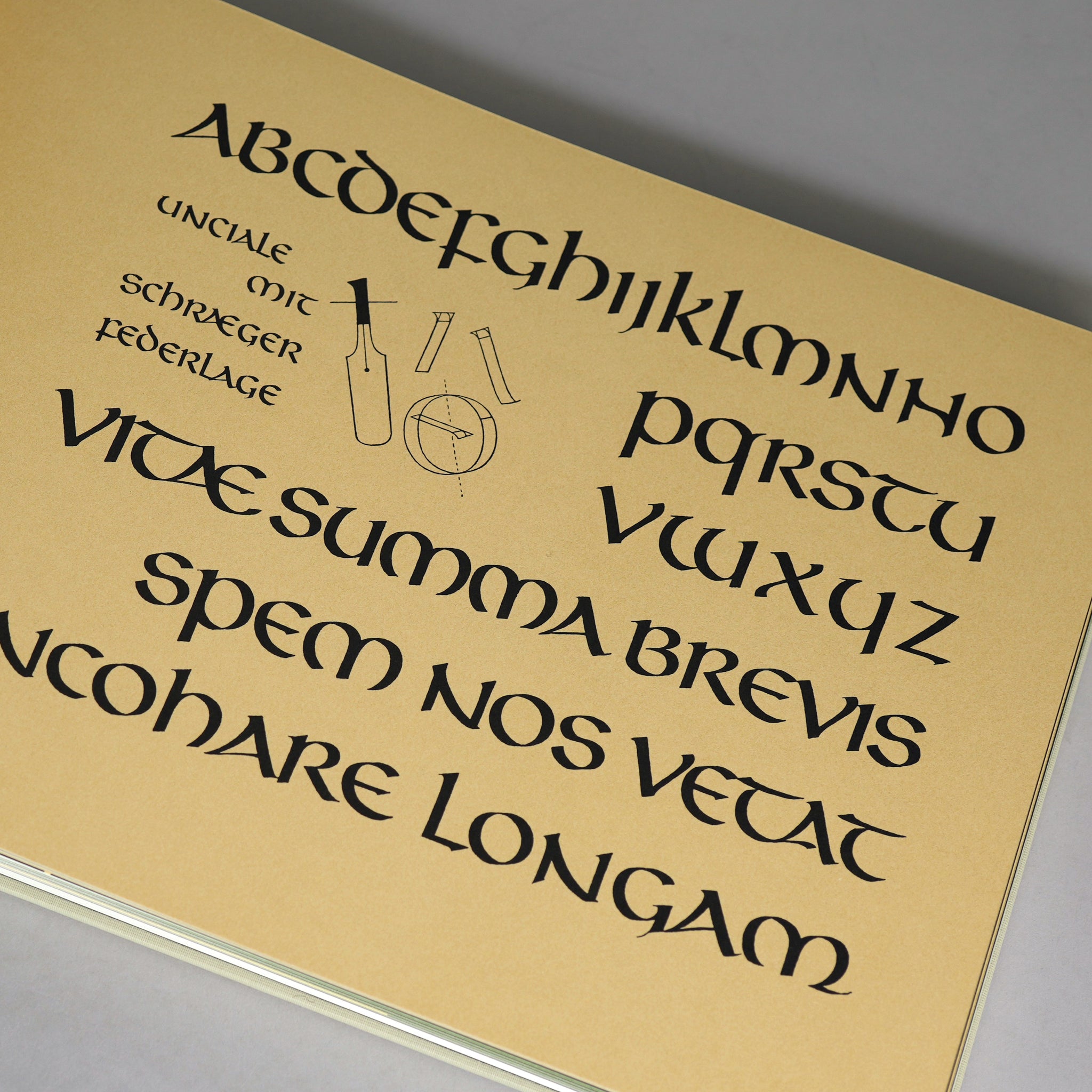 Schiften / Lettering / Ecritures: The Handbook for Lettering by Walter Käch