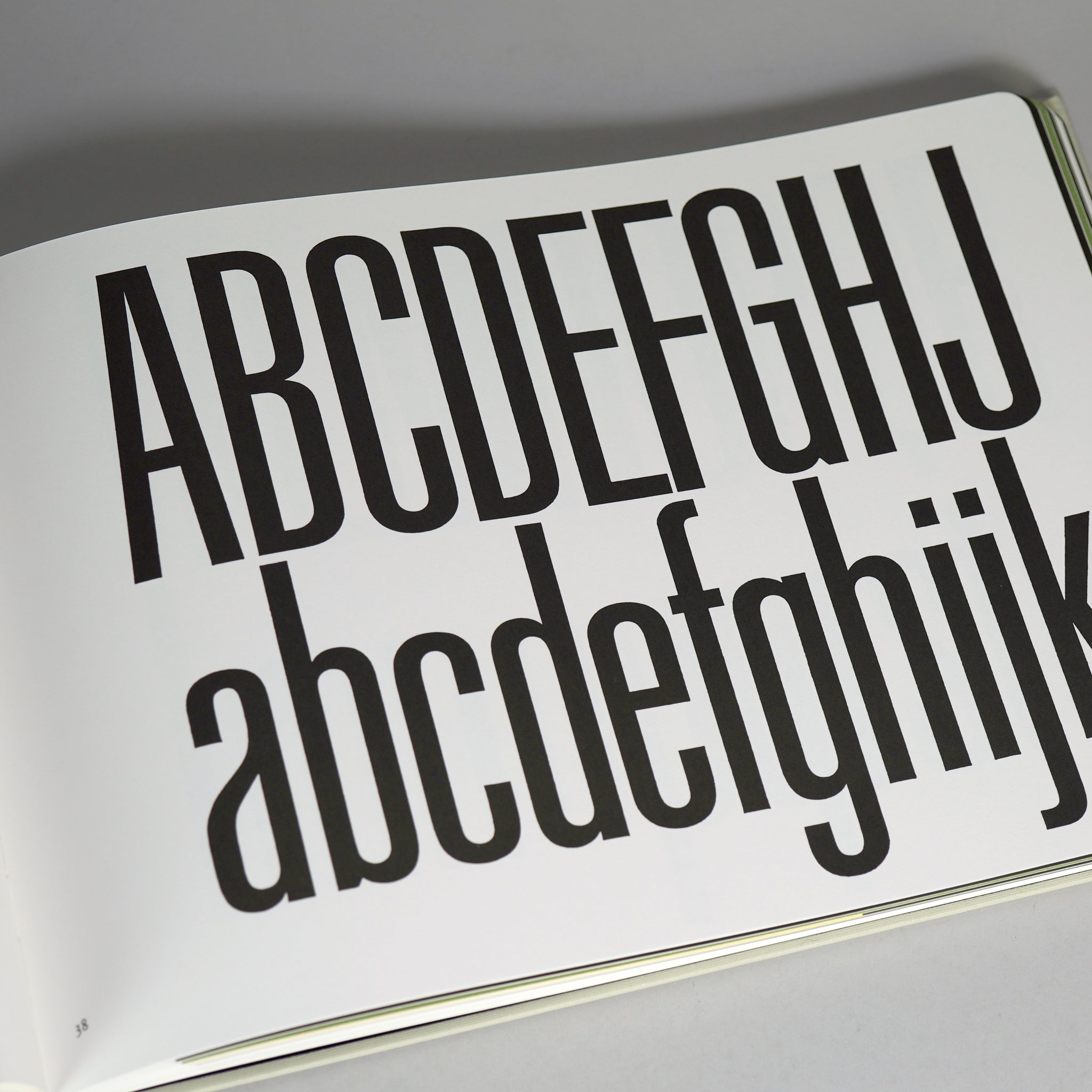 Schiften / Lettering / Ecritures: The Handbook for Lettering by Walter Käch